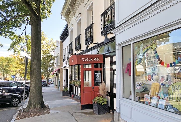 Coastal town in Connecticut